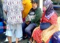 Diutamakan Pelanggan, Puluhan Warga Semarang Tak Dapat Minyak Goreng Curah di Pasar Johar 15 Puluhan warga mengantre di Pasar Johar Semarang untuk mendapatkan minyak goreng curah. (ADI/Koran Lingkar)
