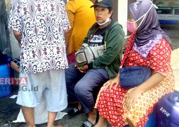 Puluhan warga mengantre di Pasar Johar Semarang untuk mendapatkan minyak goreng curah. (ADI/Koran Lingkar)