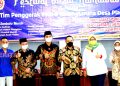 Anggota Komisi D DPRD Pati, Endah Sri Wahyuningati (posisi kedua dari kanan) saat foto bersama dengan panitia bazar Ramadhan di Desa Plangitan, Pati. (ARF/Beritajateng.id)
