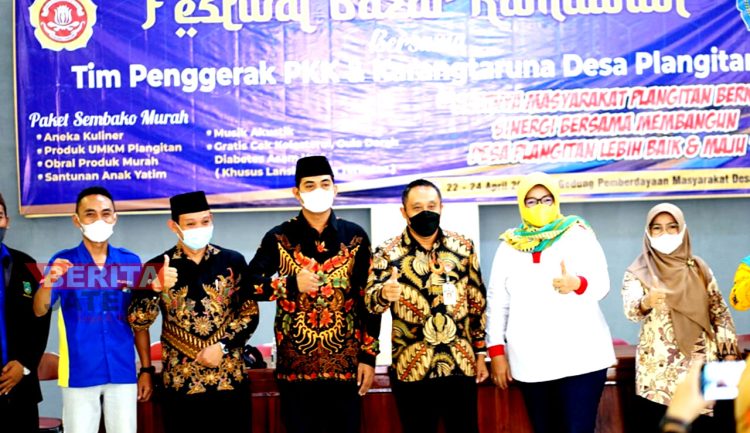 Anggota Komisi D DPRD Pati, Endah Sri Wahyuningati (posisi kedua dari kanan) saat foto bersama dengan panitia bazar Ramadhan di Desa Plangitan, Pati. (ARF/Beritajateng.id)
