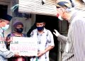 Sumindar, warga Desa Bandungrejo, Kecamatan Mranggen, Demak saat menerima bantuan renovasi RTLH yang secara simbolis diserahkan oleh Ganjar Pranowo. (Dok. Kominfo Demak)