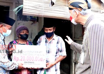 Ganjar Pranowo Tinjau Penerimaan RTLH di Demak 6 Sumindar, warga Desa Bandungrejo, Kecamatan Mranggen, Demak saat menerima bantuan renovasi RTLH yang secara simbolis diserahkan oleh Ganjar Pranowo. (Dok. Kominfo Demak)