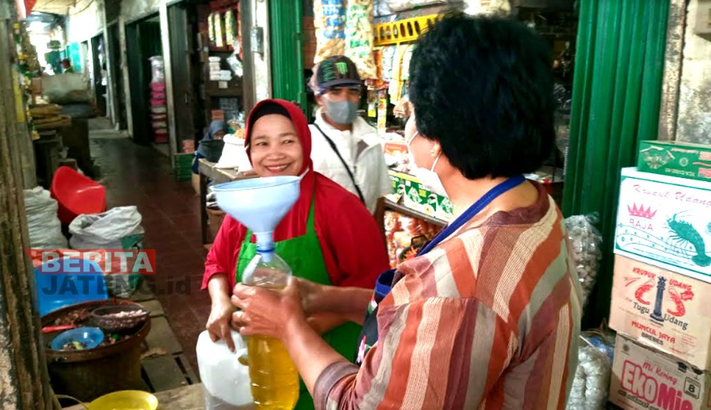 Ilustrasi Pedagang melayani pembeli minyak goreng di Pasar Induk Purwodadi, Grobogan. (ANS/Koran Lingkar)