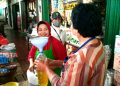 Hingga Minggu Ketiga Bulan April 2022, Minyak Goreng Masih Sumbang Inflasi 0,26 Persen 15 Ilustrasi Pedagang melayani pembeli minyak goreng di Pasar Induk Purwodadi, Grobogan. (ANS/Koran Lingkar)