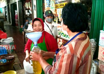 Ilustrasi Pedagang melayani pembeli minyak goreng di Pasar Induk Purwodadi, Grobogan. (ANS/Koran Lingkar)
