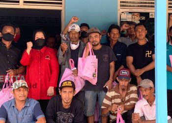 Hj. Suhartini Bagi Ratusan Bingkisan Lebaran Kepada Kader PDI Perjuangan Kecamatan Gembong