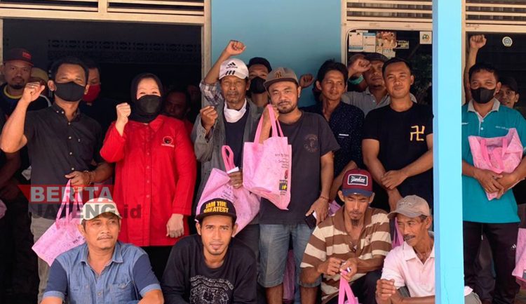 Hj. Suhartini Bagi Ratusan Bingkisan Lebaran Kepada Kader PDI Perjuangan Kecamatan Gembong 1 Hj. Suhartini Bagi Ratusan Bingkisan Lebaran Kepada Kader PDI Perjuangan Kecamatan Gembong