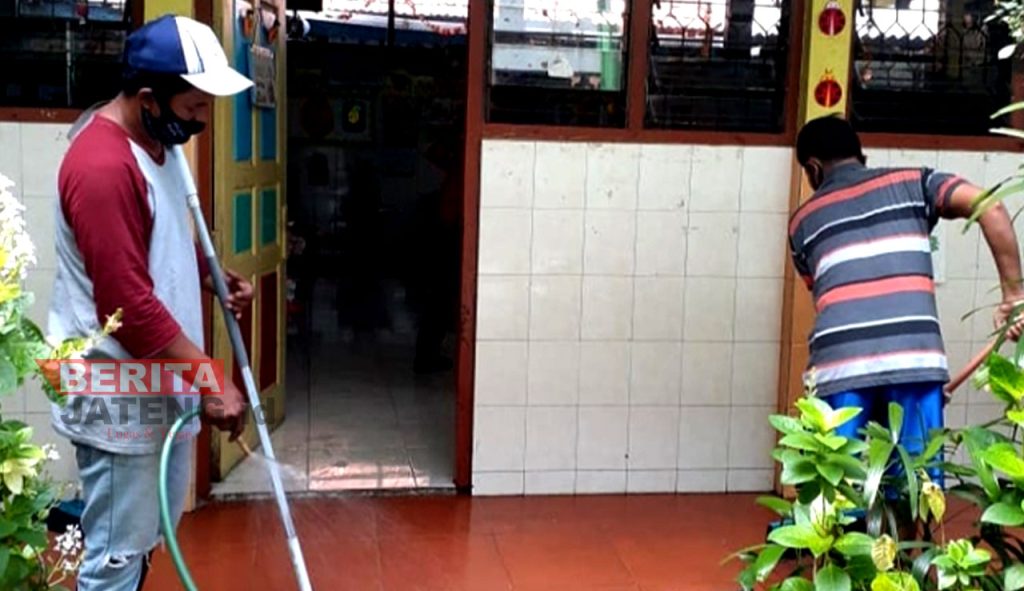 Petugas honorer kebersihan sekolah membersihkan lingkungan sekolah. (Istimewa)