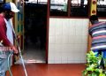 Honorer Bakal Dihapus pada 2023, Pemkab Pati Tunggu Instruksi Pusat 18 Petugas honorer kebersihan sekolah membersihkan lingkungan sekolah. (Istimewa)
