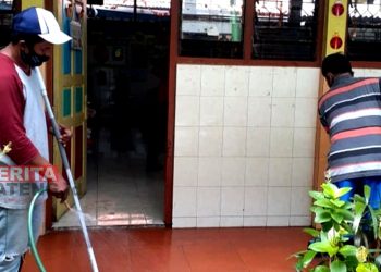 Petugas honorer kebersihan sekolah membersihkan lingkungan sekolah. (Istimewa)