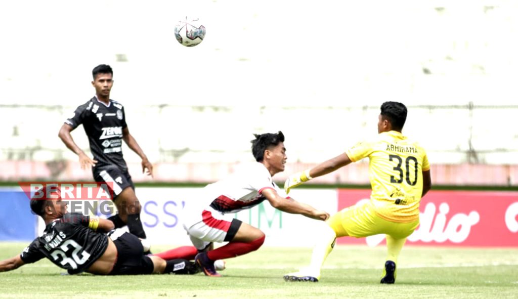 Pemain Persipa Pati melawan Farmel FC saat melakoni laga Liga 3, beberapa waktu lalu. (AZI/Koran Lingkar)