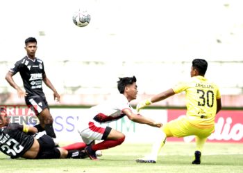 Pemain Persipa Pati melawan Farmel FC saat melakoni laga Liga 3, beberapa waktu lalu. (AZI/Koran Lingkar)