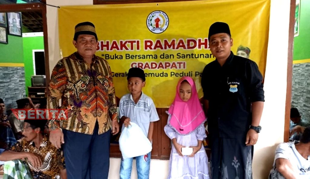Anggota DPRD Pati, Sukarno (pojok kiri) saat menghadiri acara Bhakti Ramadhan. (Istimewa)