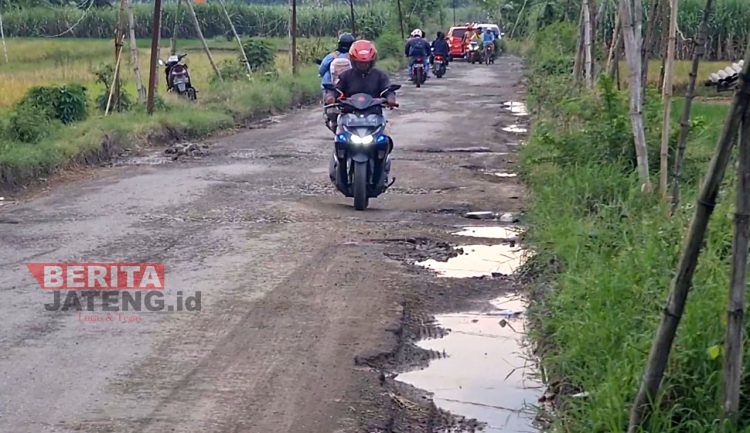 Jalur Alternatif Tompomulyo Pati Rusak Parah, Pemudik Diimbau Hati-Hati 1 Jalur alternatif Desa Tompomulyo, Kecamatan Batangan, Kabupeten Pati. (Istimewa)