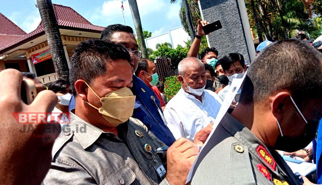 Ketua DPRD Pati, Ali Badrudin saat menandatangani Surat Tuntutan Mahasiswa, Senin (11/4). (ARF/Beritajateng.id)