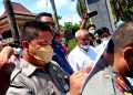 Janji Sampaikan Aspirasi, DPRD Pati Tandatangani Surat Tuntutan Demo 18 Ketua DPRD Pati, Ali Badrudin saat menandatangani Surat Tuntutan Mahasiswa, Senin (11/4). (ARF/Beritajateng.id)