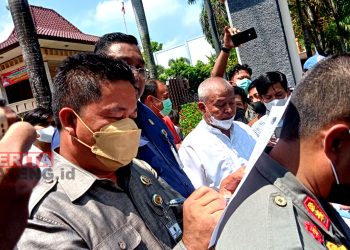 Ketua DPRD Pati, Ali Badrudin saat menandatangani Surat Tuntutan Mahasiswa, Senin (11/4). (ARF/Beritajateng.id)