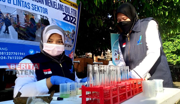 Jelang Idul Fitri, Puluhan Ritel Pangan Tidak Memenuhi Ketentuan Saat Diperiksa 1 BPOM Semarang mengecek jajanan takjil di wilayah pengawasannya. (ADH/Koran Lingkar)