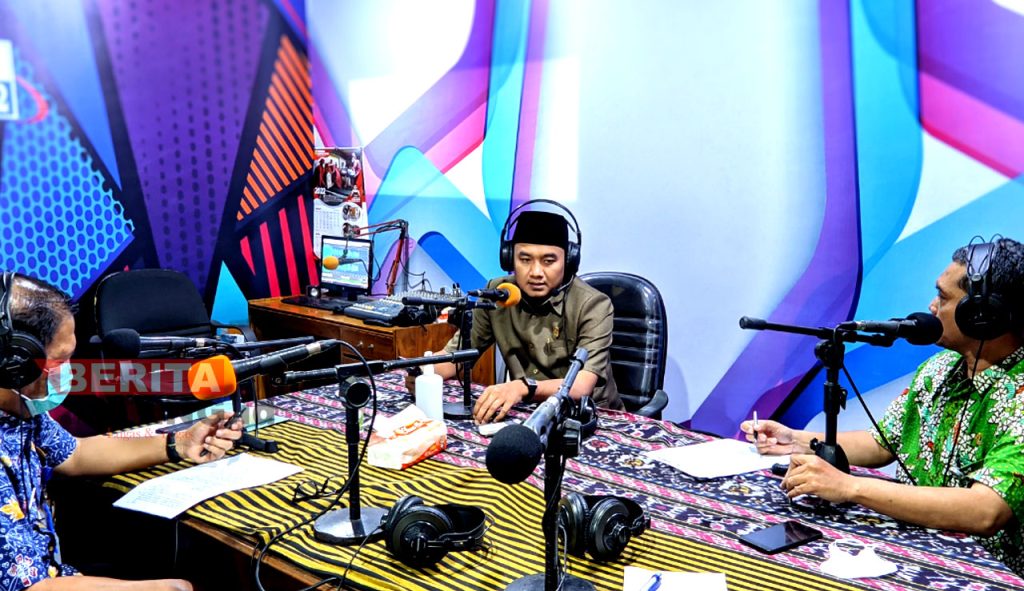 Ketua DPRD Haizul Ma'arif berdialog bersama Kepala Bidang Perlindungan Anak DP3AP2KB dr. Fahrudin di Radio FM Jepara, Kamis (14/4). (MUS/Koran Lingkar)