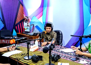 Ketua DPRD Haizul Ma'arif berdialog bersama Kepala Bidang Perlindungan Anak DP3AP2KB dr. Fahrudin di Radio FM Jepara, Kamis (14/4). (MUS/Koran Lingkar)