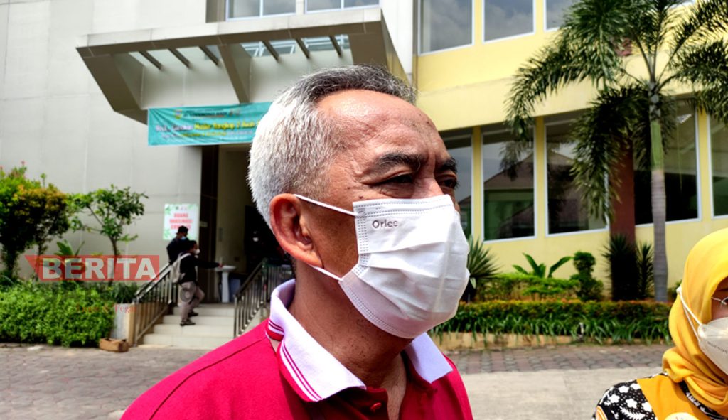 Direktur RSUD dr. Loekmono Hadi Abdul Aziz Achyar saat menjawab pertanyaan dari awak media beberapa saat lalu. (NHS/Koran Lingkar)