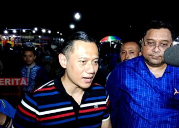 Ketua Umum Partai Demokrat, Agus Harimurti Yudhoyono (AHY) saat memberi keterangan pada awak media di Alun-Alun Kembang Joyo, Pati. (AZI/Koran Lingkar)