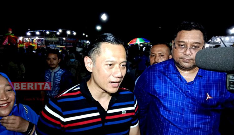 Ketua Umum Partai Demokrat, Agus Harimurti Yudhoyono (AHY) saat memberi keterangan pada awak media di Alun-Alun Kembang Joyo, Pati. (AZI/Koran Lingkar)