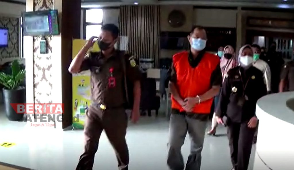 Tersangka NA langsung ditahan usai menjalani pemeriksaan di ruang tindak pidana khusus Kejati Jateng (Tangkapan Layar Lingkar TV)