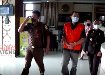 Tersangka NA langsung ditahan usai menjalani pemeriksaan di ruang tindak pidana khusus Kejati Jateng (Tangkapan Layar Lingkar TV)
