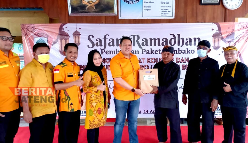 Dave Laksono, Ketua Umum Kosgoro Pusat dan Anggota Komisi I DPR RI memberikan paket sembako. (Istimewa)