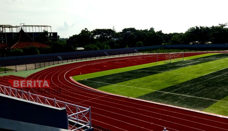 Keadaan Stadion Joyokusumo Pati yang rumputnya tidak lolos verifikasi PSSI pusat. (AZI/Koran Lingkar)