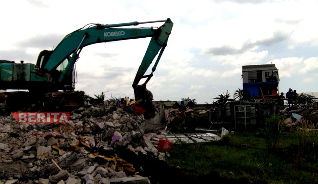 Alat berat menghancurkan bangunan lokalisasi Lorong Indah Pati, bulan lalu. (AZI/Beritajateng.id)