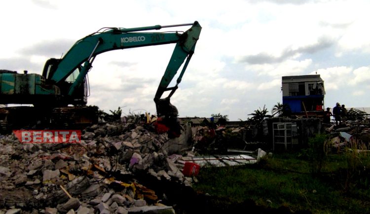 Alat berat menghancurkan bangunan lokalisasi Lorong Indah Pati, bulan lalu. (AZI/Beritajateng.id)