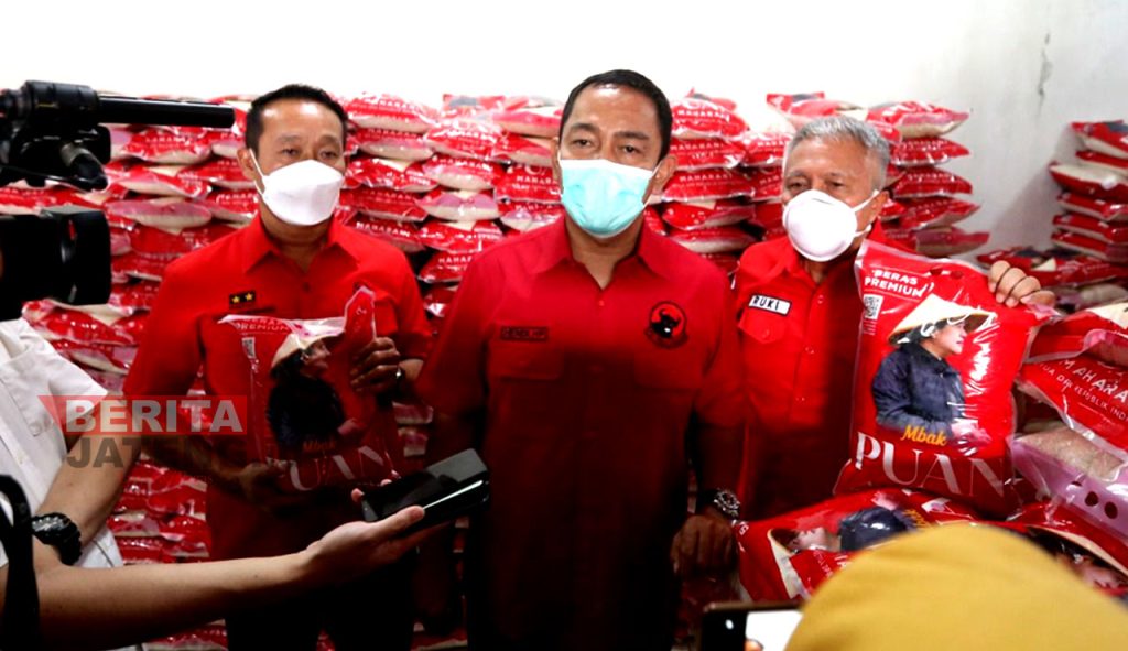 Wali Kota Semarang, Hendrar Prihadi (tengah), didampingi Ketua DPRD Kota Semarang, Kadar Lusman (kiri) saat memberi keterangan kepada awak media. (Dok. Humas Kota Semarang)