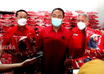 Wali Kota Semarang, Hendrar Prihadi (tengah), didampingi Ketua DPRD Kota Semarang, Kadar Lusman (kiri) saat memberi keterangan kepada awak media. (Dok. Humas Kota Semarang)