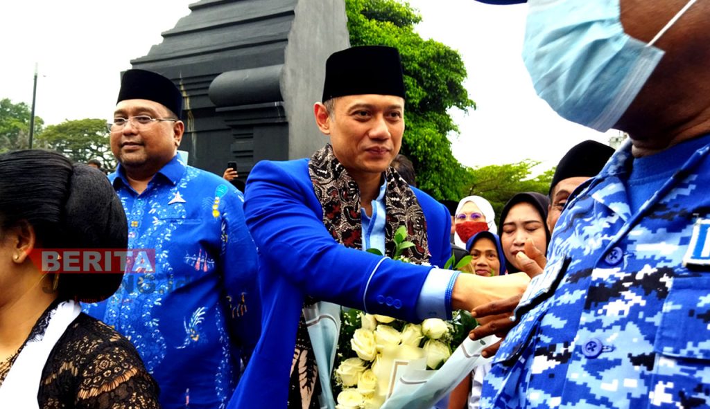 Ketua Umum Partai Demokrat, Agus Harimurti Yudhoyono (AHY) saat menyapa masyarakat Kabupaten Pati. (AZI/Koran Lingkar)
