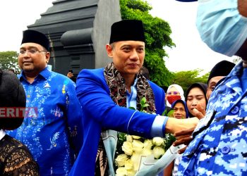 Ketua Umum Partai Demokrat, Agus Harimurti Yudhoyono (AHY) saat menyapa masyarakat Kabupaten Pati. (AZI/Koran Lingkar)