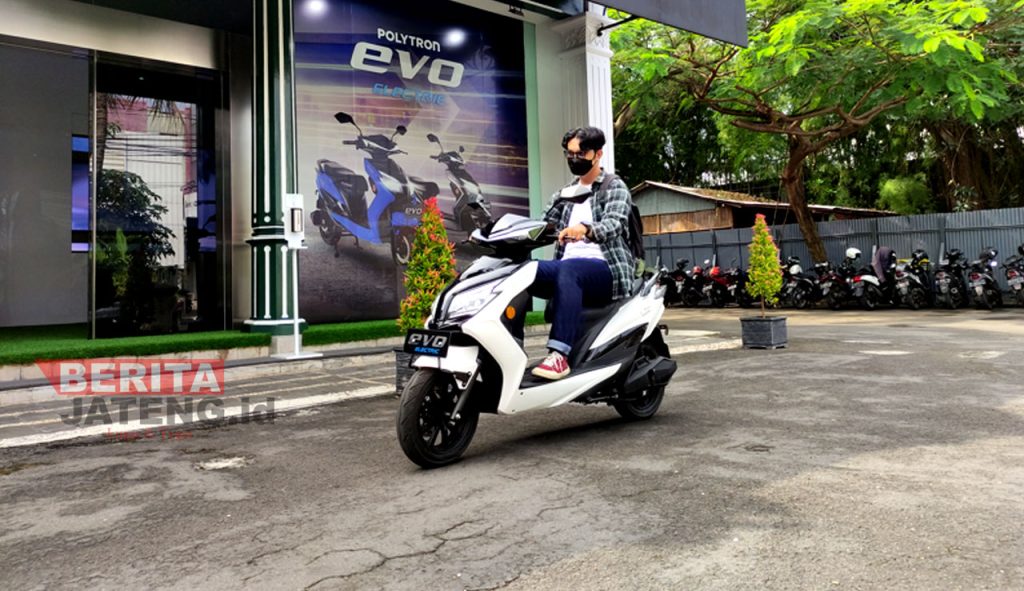 Seorang warga sedang mencoba mengendarai motor listrik, belum lama ini. (NHS/Koran Lingkar)