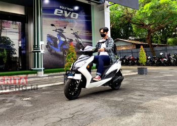 Seorang warga sedang mencoba mengendarai motor listrik, belum lama ini. (NHS/Koran Lingkar)