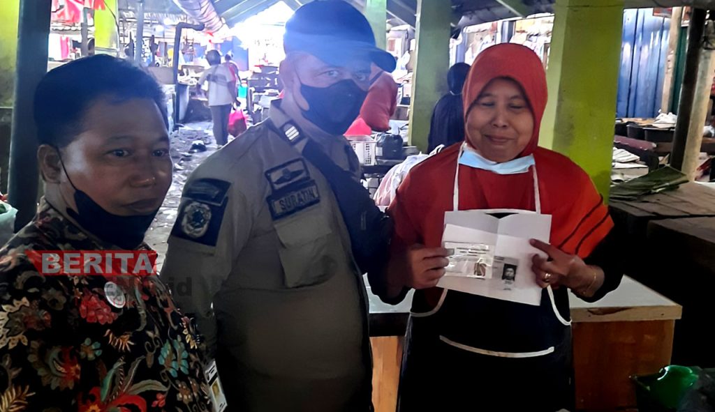 Validasi kartadag oleh Dindagkop UKM bersama Satpol PP di Pasar Kota Rembang. (RTW/Koran Lingkar)