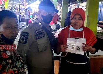 Validasi kartadag oleh Dindagkop UKM bersama Satpol PP di Pasar Kota Rembang. (RTW/Koran Lingkar)