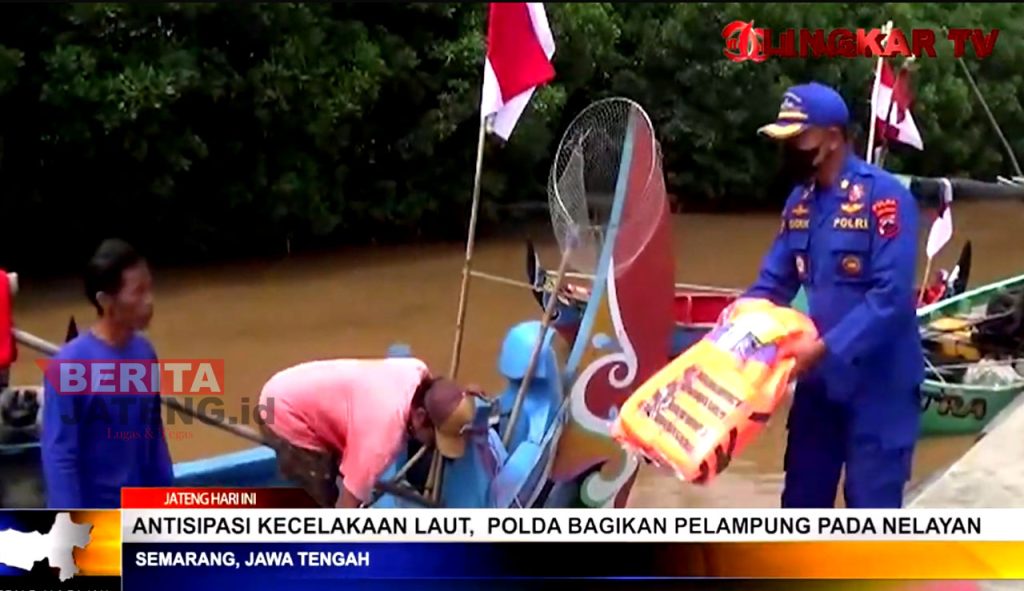 Ditpolairud Polda Jateng bagikan pelampung pada nelayan Semarang di Pesisir Pantai Mangunharjo, Kecamatan Tugu, Mangkang Kulon, Kota Semarang, Jumat (01/04) siang. (Tangkapan Layar Lingkar TV)