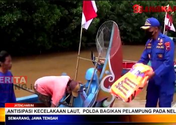 Ditpolairud Polda Jateng bagikan pelampung pada nelayan Semarang di Pesisir Pantai Mangunharjo, Kecamatan Tugu, Mangkang Kulon, Kota Semarang, Jumat (01/04) siang. (Tangkapan Layar Lingkar TV)