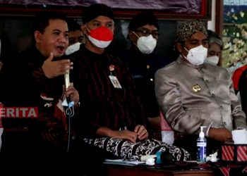 Sukirman bersama Ganjar Pranowo dalam acara Musrenbangwil Purwomanggung dan Subosukawonosraten, Kabupaten Magelang, Kamis (21/4). (Dok. DPRD Jateng)
