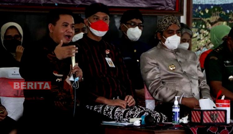 Pemulihan Pendidikan Jadi Sorotan pada Musrenbangwil Purwomanggung 1 Sukirman bersama Ganjar Pranowo dalam acara Musrenbangwil Purwomanggung dan Subosukawonosraten, Kabupaten Magelang, Kamis (21/4). (Dok. DPRD Jateng)