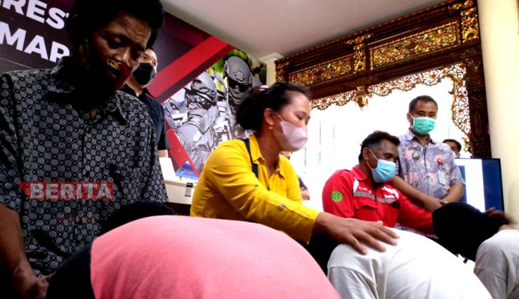 Kelompok remaja yang melakukan penyabetan senjata tajam meminta maaf kepada orang tuanya masing-masing, Semarang. (ADH/Koran Lingkar)