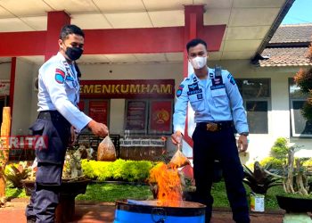 Petugas saat memusnahkan bungkusan pil koplo yang dicampurkan pada makanan orek tempe. (Dok. Lapas Kelas 1 Semarang)