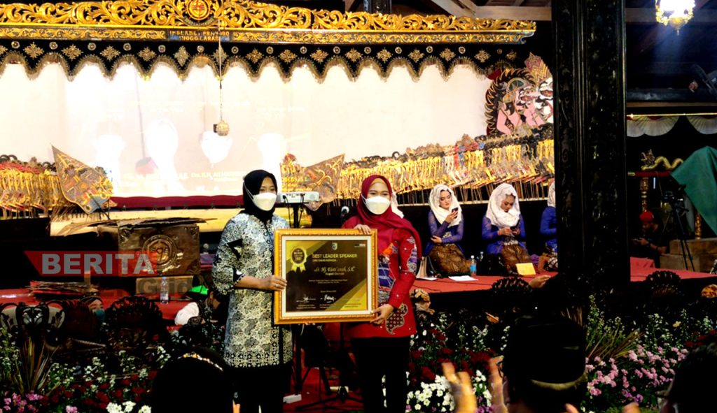 Bupati Demak, Eisti’anah menyerahkan RSKW Award kepada pemenang. (Dok. Dinkominfo Demak)