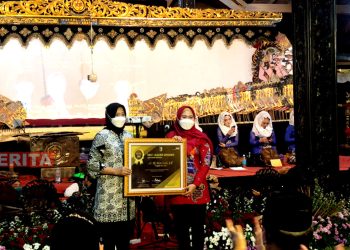 Bupati Demak, Eisti’anah menyerahkan RSKW Award kepada pemenang. (Dok. Dinkominfo Demak)