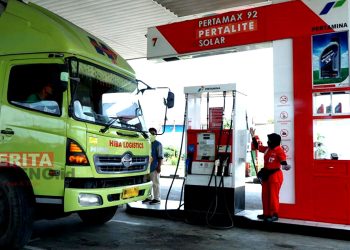 Sebuah truk saat sedang mengisi bahan bakar di salah satu SPBU. (Istimewa)